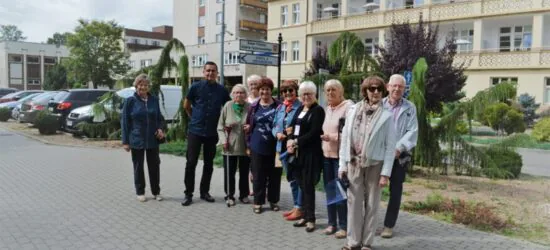 Grupa uczestników wydarzenia przed hotelem w Solankach podczas Maratonu Zdrowia